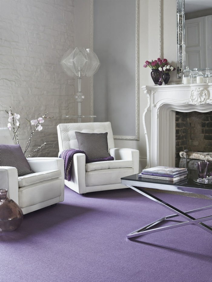 Die Farbe Lila lila teppich weiße wohnzimmermöbel kamin