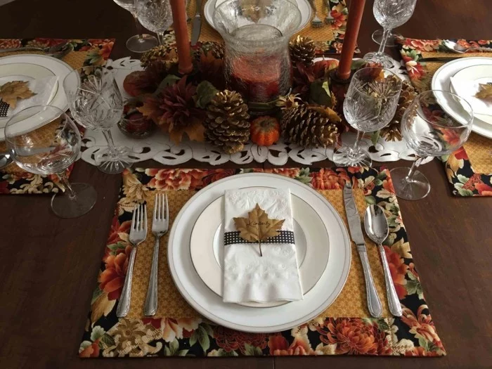Einfache selbstgemachte Tischset mit Herbstblatt