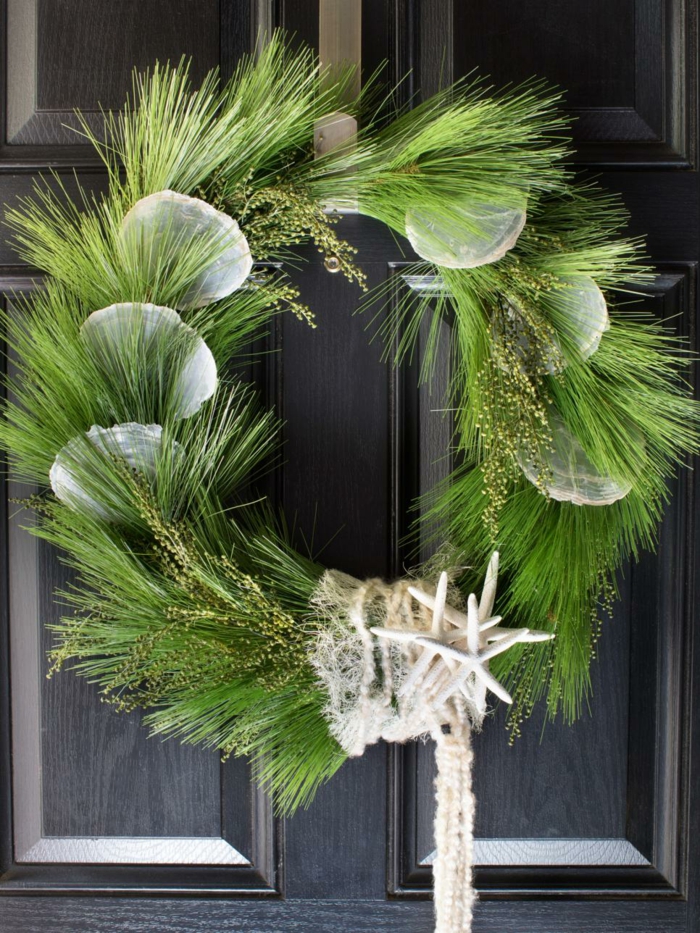 Grüner Türkranz auf einer grauen Tür