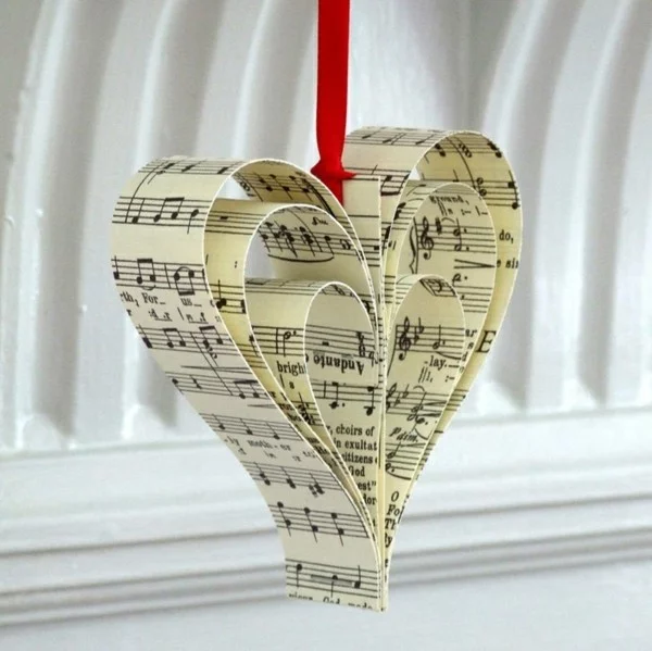 Herz aus Musik Papier selber machen Weihnachtsdekoration