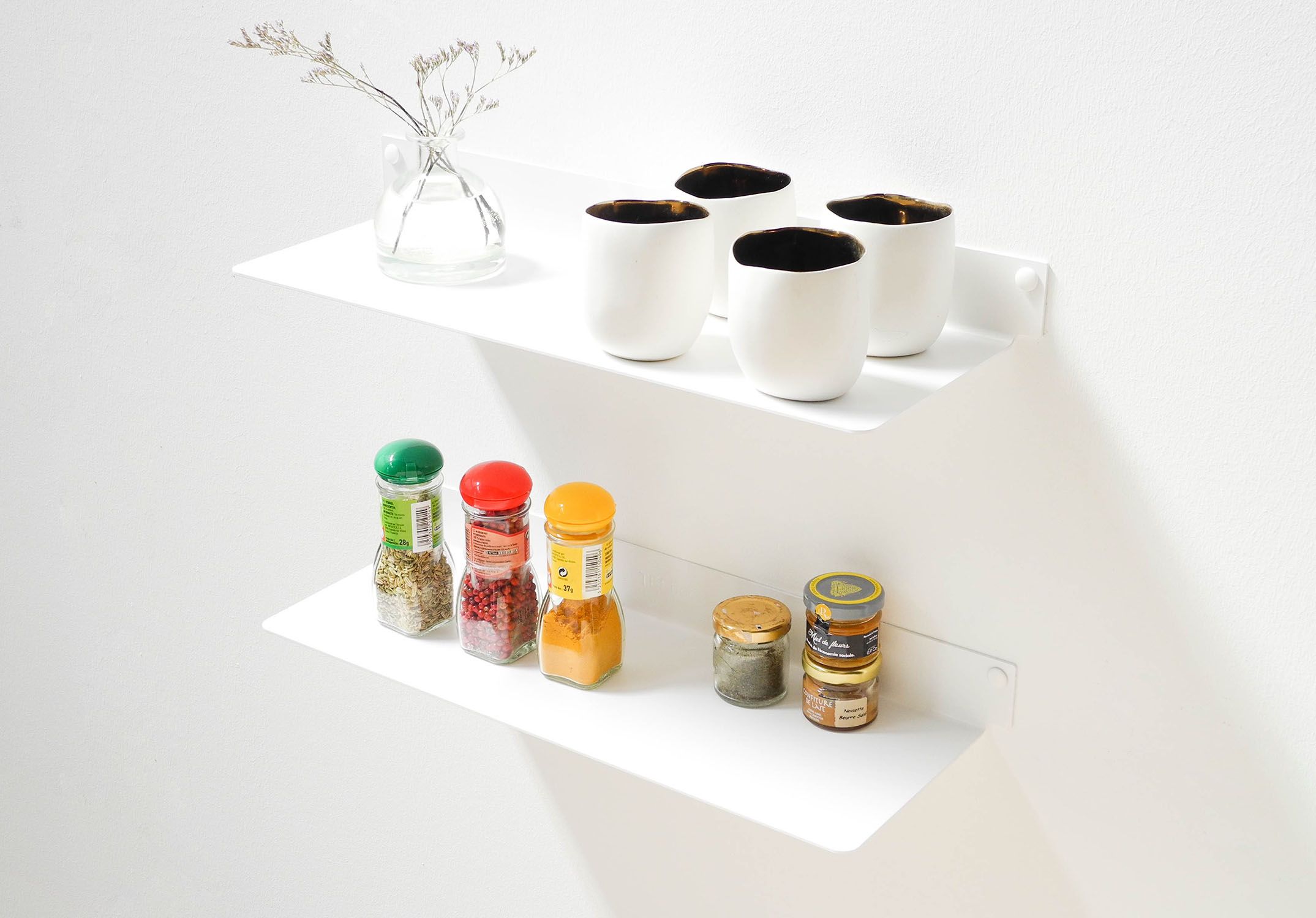 Küchenoberschränke und Regale für minimalistische Einrichtungskonzepte