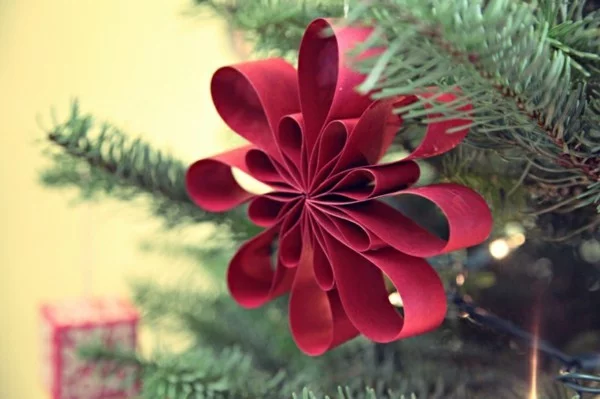 Rote Weihnachtsbaum Dekoration aus Papier selber machen