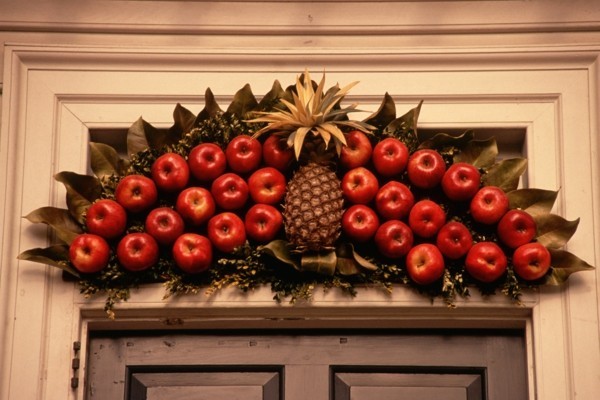Rustikale weihnachtsdekoration mit Äpfeln für die Eingangstür
