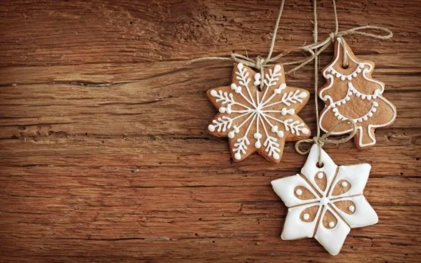 Sterne DIY Weihnachtsdeko vor einem Holz Hintergrund