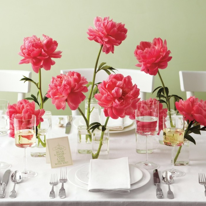 Tischdekoration mit großen rosa Blüten