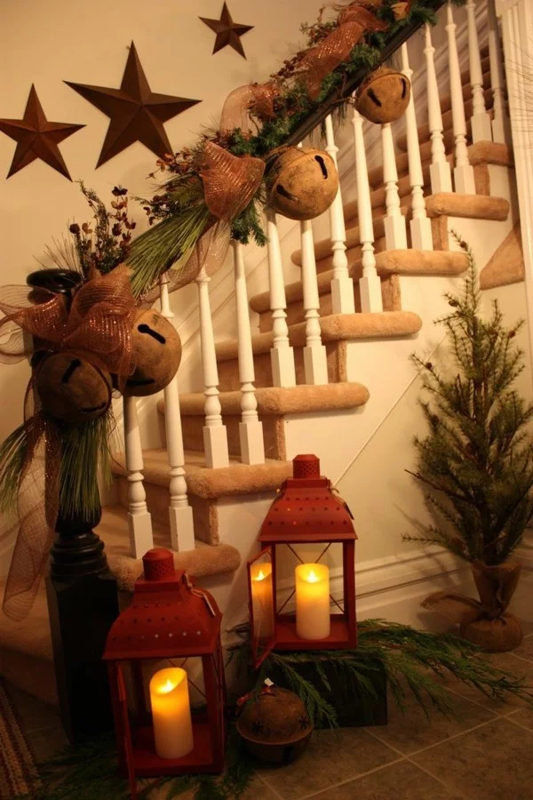 Treppenhaus mit DIY Weihnachtsdeko aus Holz