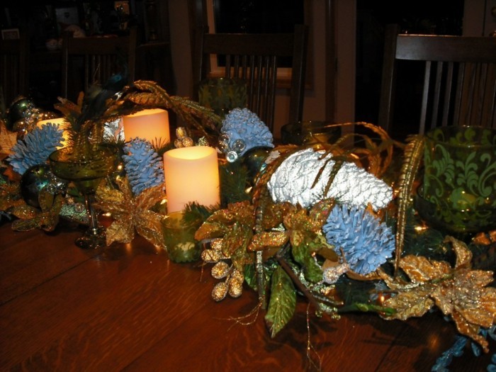 Weihnachtliche Dekoration mit grünen und weihnachtlichen goldenen Blättern