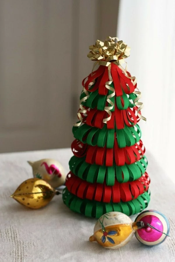 Weihnachtsbaum Figur basteln mit Papier in 3 Farben