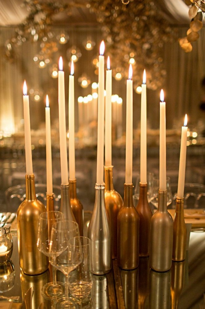 Weihnachtsdeko Ideen mit der Farbe Gold Flaschen und Kerzen