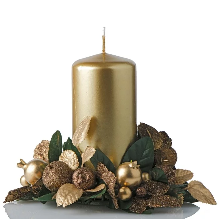 Weihnachtsdeko Ideen mit der Farbe Gold Kerze