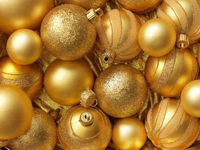 Weihnachtsdeko Ideen mit der Farbe Gold Kugeln