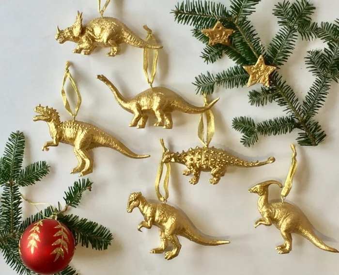 Weihnachtsdeko Ideen mit der Farbe Gold Tannenzapfen Dinosaurier