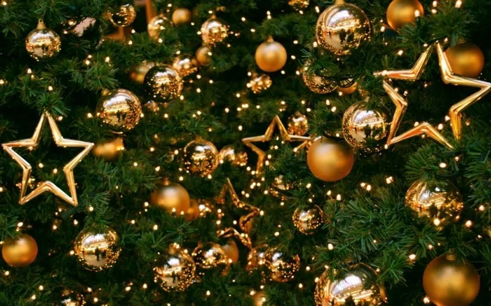 Weihnachtsdeko Ideen mit der Farbe Gold Tannenzapfen Sterne