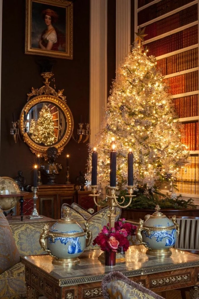 Weihnachtsdeko Ideen mit der Farbe Gold weihnachtsstern Tannenbaum Kabinett