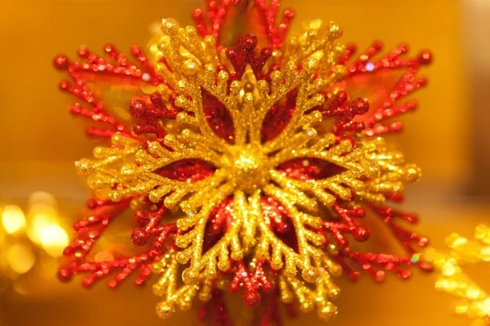 Weihnachtsdeko Ideen mit der Farbe Gold weihnachtsstern rau