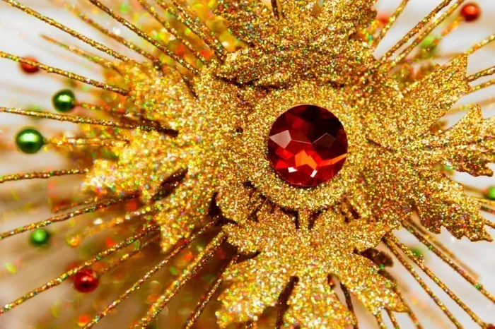Weihnachtsdeko Ideen mit der Farbe Gold weihnachtsstern spitze