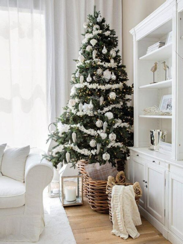 Weihnachtsdeko Landhausstil christbaum korb holzboden helle möbel