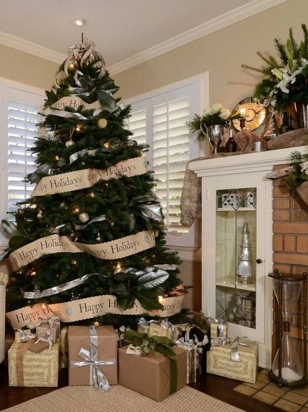 Weihnachtsdeko Landhausstil christbaumschmuck beige kamin