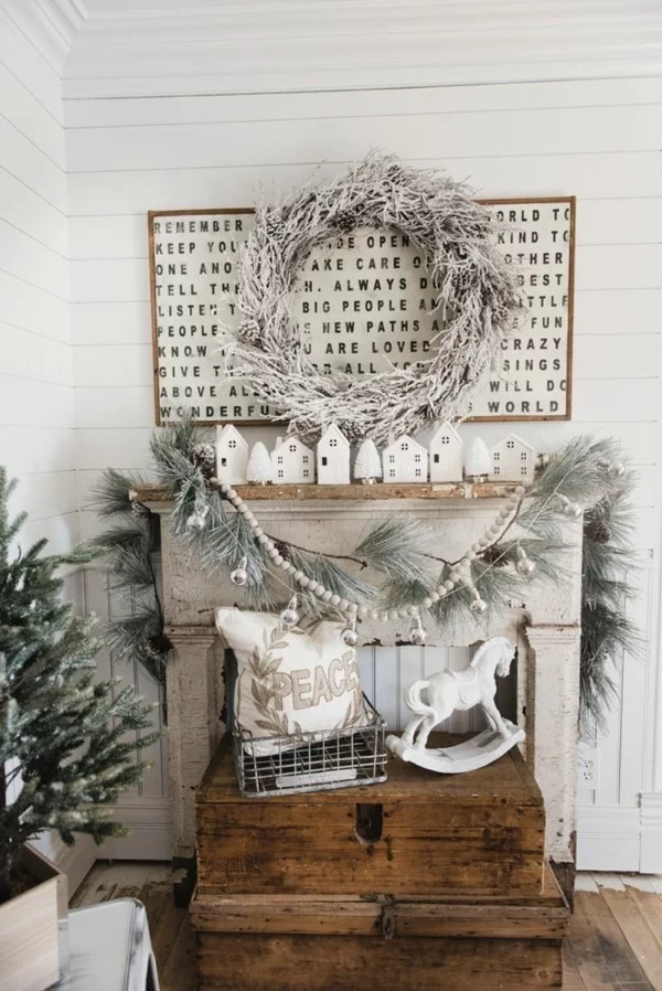 Weihnachtsdeko Landhausstil rustikale holzmöbel weiße dekoartikel