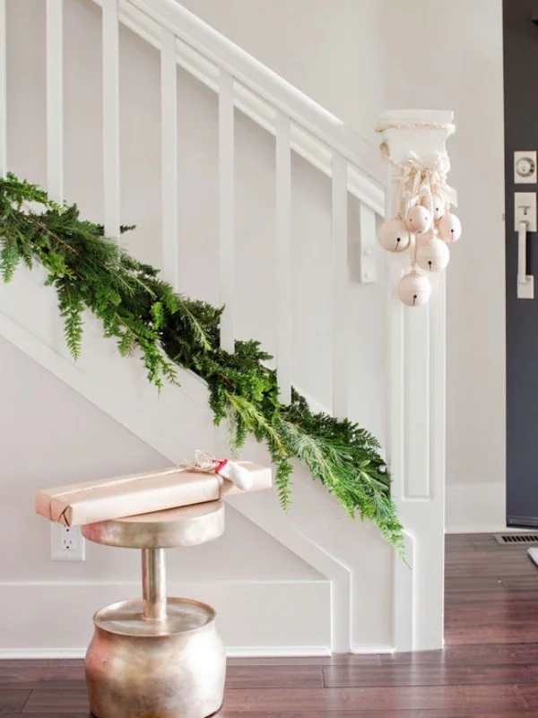 Weihnachtsdeko Landhausstil treppenhaus dekorieren flur dekoideen