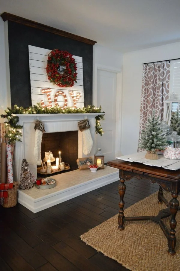 Weihnachtsdeko Landhausstil wohnzimmer kamin dekorieren dunkler bodenbelag