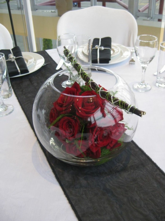 Zentralstück für die Tischdekoration mit Rosen und Stäbchen