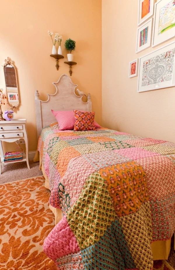Wandfarbe Apricot und Patchwork Bettdecke