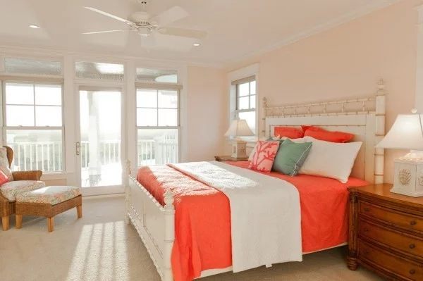 Wandfarbe Apricot im Schlafzimmer, farbige Bettwäsche und heller Teppichboden