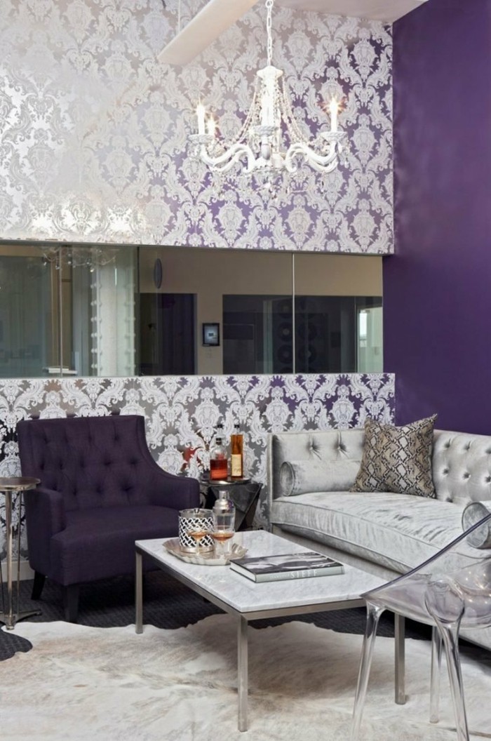 die farbe lila akzentwand moderner wohnbereich weißer teppich