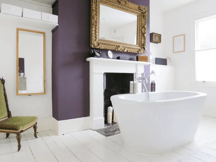 die farbe lila badezimmer akzentwand freistehende badewanne dielenboden
