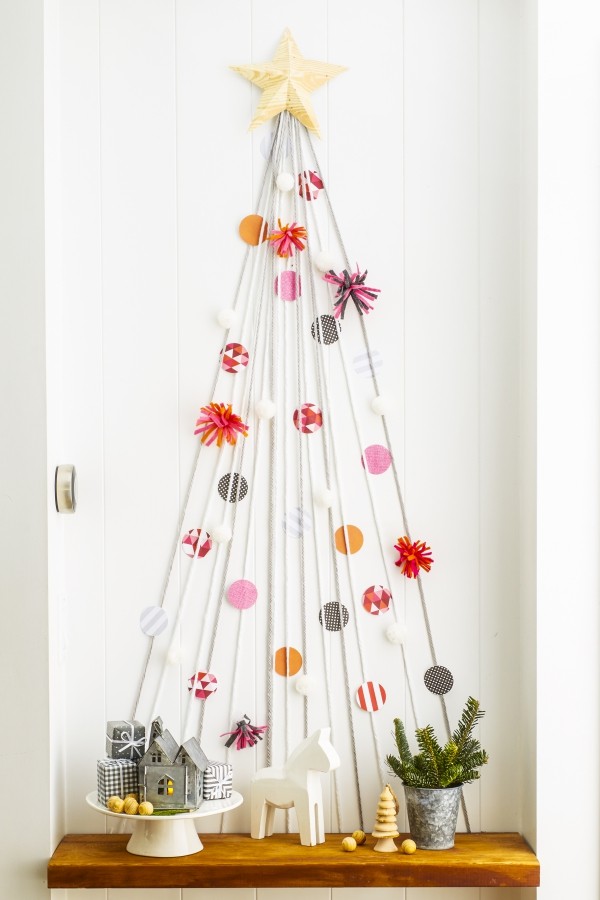 diy weihnachtsbaum ideen wanddeko farbig papier streifen