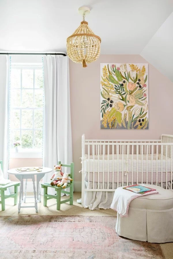 Babyzimmer mit Dachschräge, Wandfarbe Apricot und Wandbild