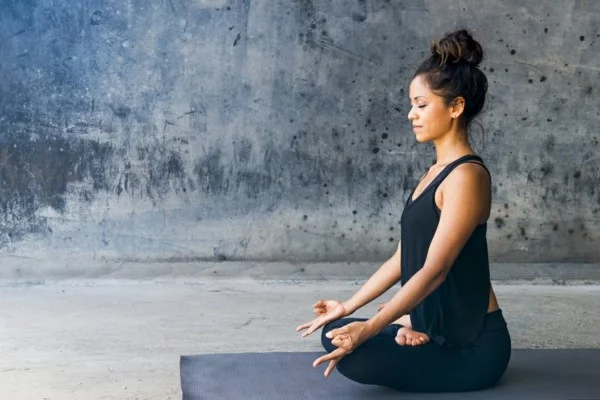 meditation yoga was hilft gegen rückenschmerzen