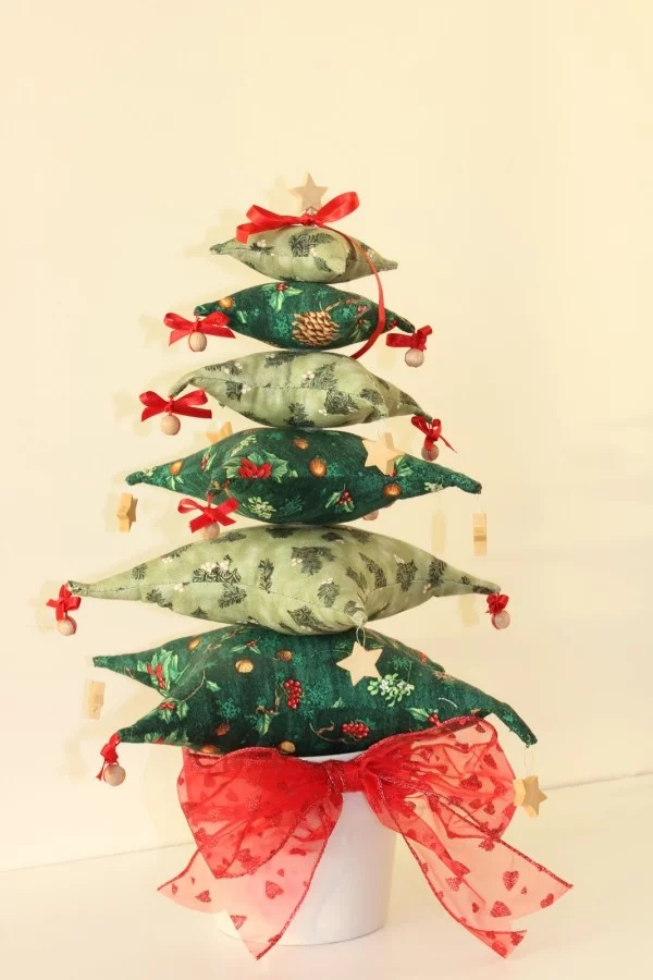 originele weihnachtsdeko selber basteln christbaum aus kissen