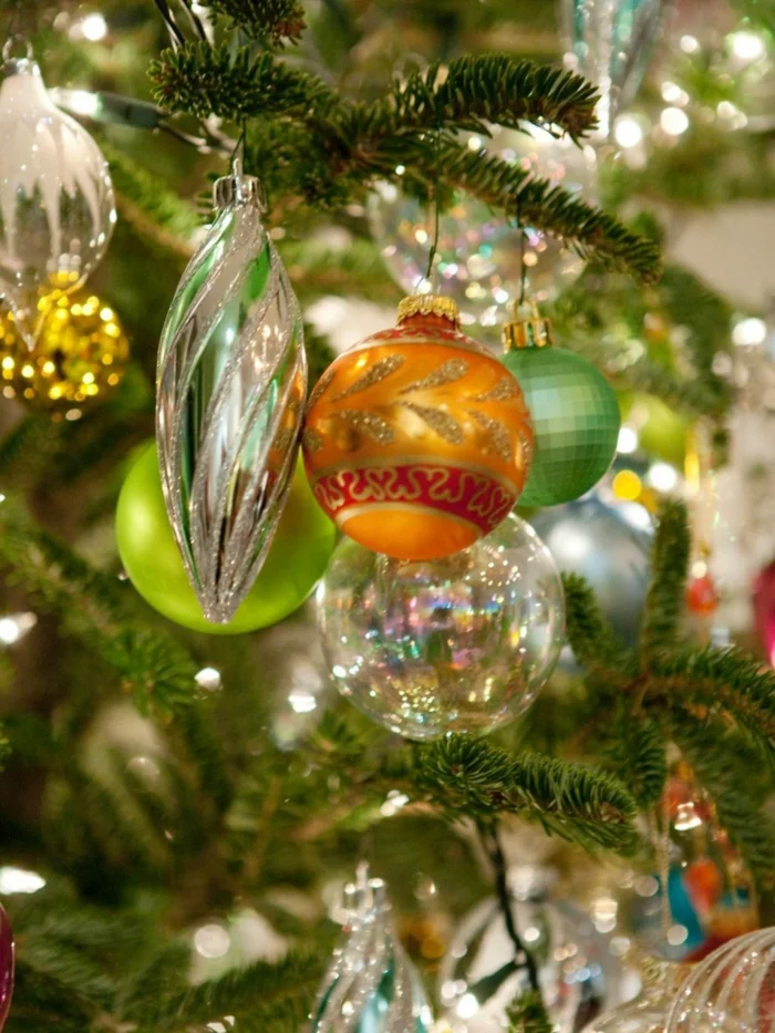 tannenbaum schmuecken deko ideen weihnachtsschmuck bunte kugel