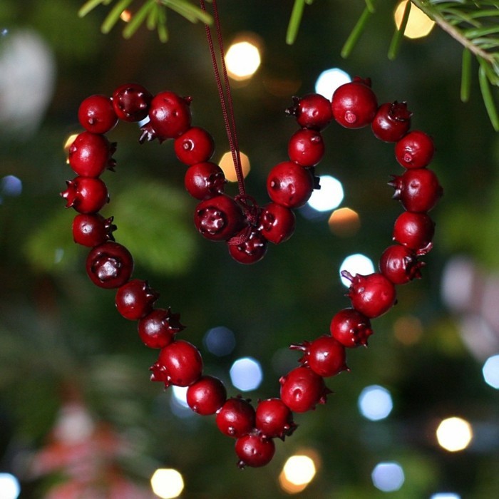 tannenbaum schmuecken deko ideen weihnachtsschmuck cranberries