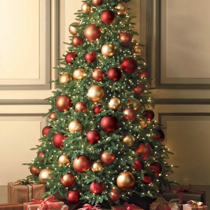 tannenbaum schmuecken deko ideen weihnachtsschmuck gold rot