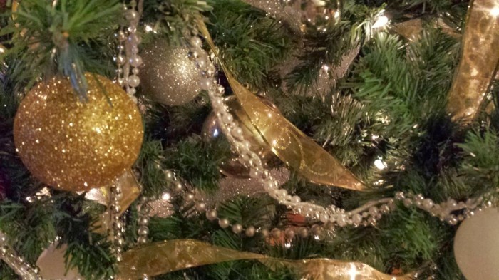 tannenbaum schmuecken deko ideen weihnachtsschmuck gold