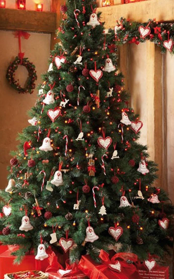 tannenbaum schmuecken deko ideen weihnachtsschmuck herzen