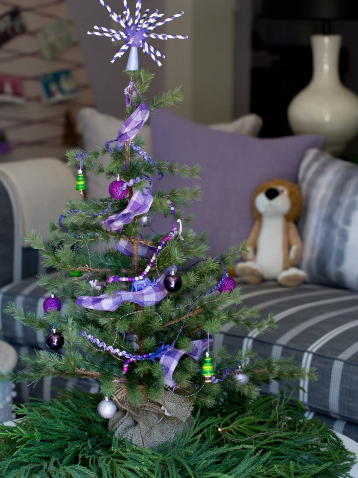 tannenbaum schmuecken deko ideen weihnachtsschmuck lila kind