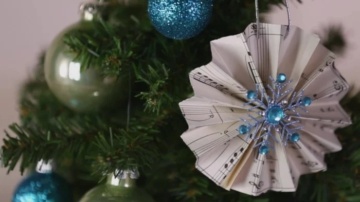 tannenbaum schmuecken deko ideen weihnachtsschmuck notemblatt gefalten