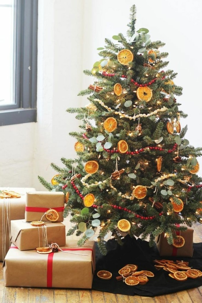 tannenbaum schmuecken deko ideen weihnachtsschmuck orangenscheiben