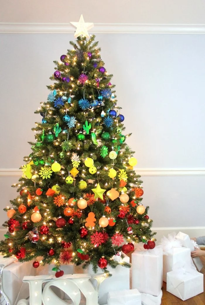 tannenbaum schmuecken deko ideen weihnachtsschmuck regenbogen