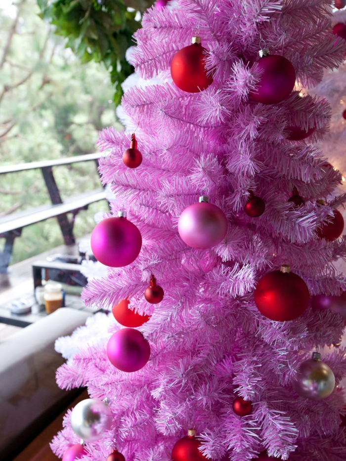 tannenbaum schmuecken deko ideen weihnachtsschmuck rosa rot