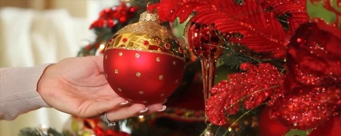 tannenbaum schmuecken deko ideen weihnachtsschmuck rot kugel