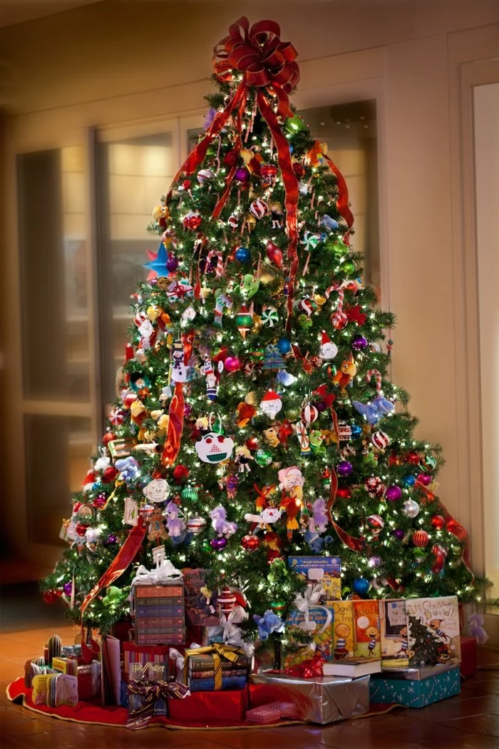 tannenbaum schmuecken deko ideen weihnachtsschmuck ueberladen
