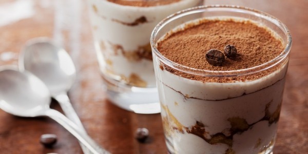 tiramisu im glas mit kakaopulver und kaffeebohnen