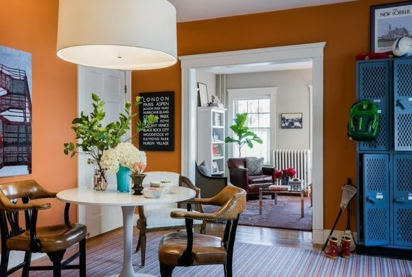 Armlehnstühle, runder weißer Esstisch und Wandfarbe Apricot