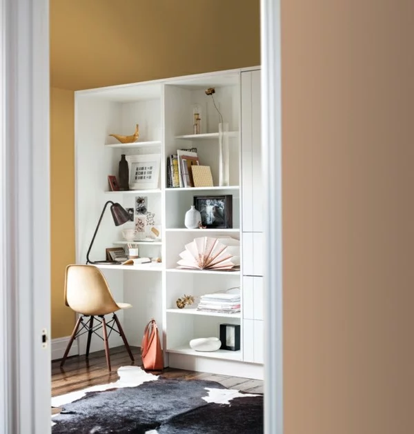 Home Office mit Fellteppich und Wandfarbe Apricot