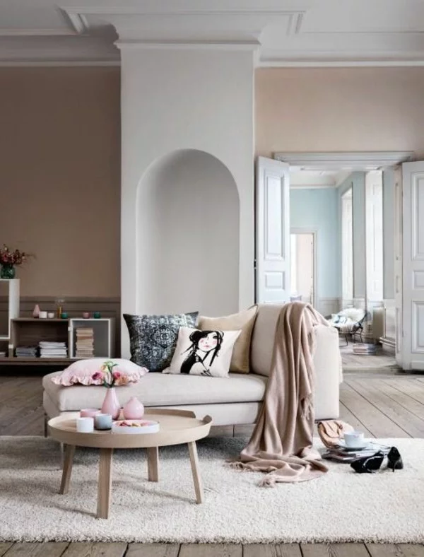 skandinavischer Wohnbereich mit weißem Teppich und Wandfarbe Apricot